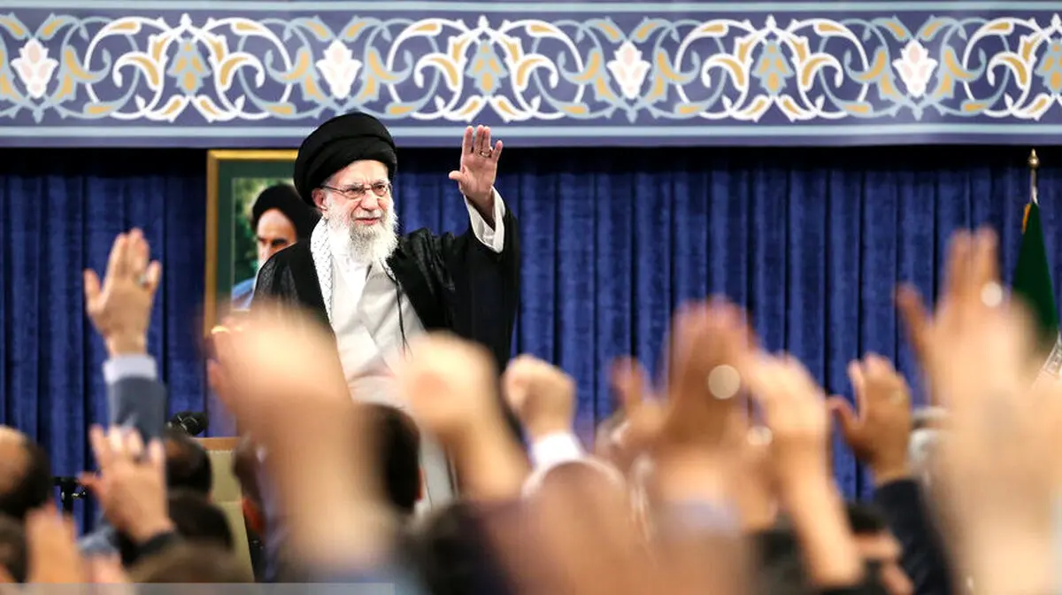 رهبر انقلاب:جمهوری اسلامی منتظر اجازه این و آن نیست