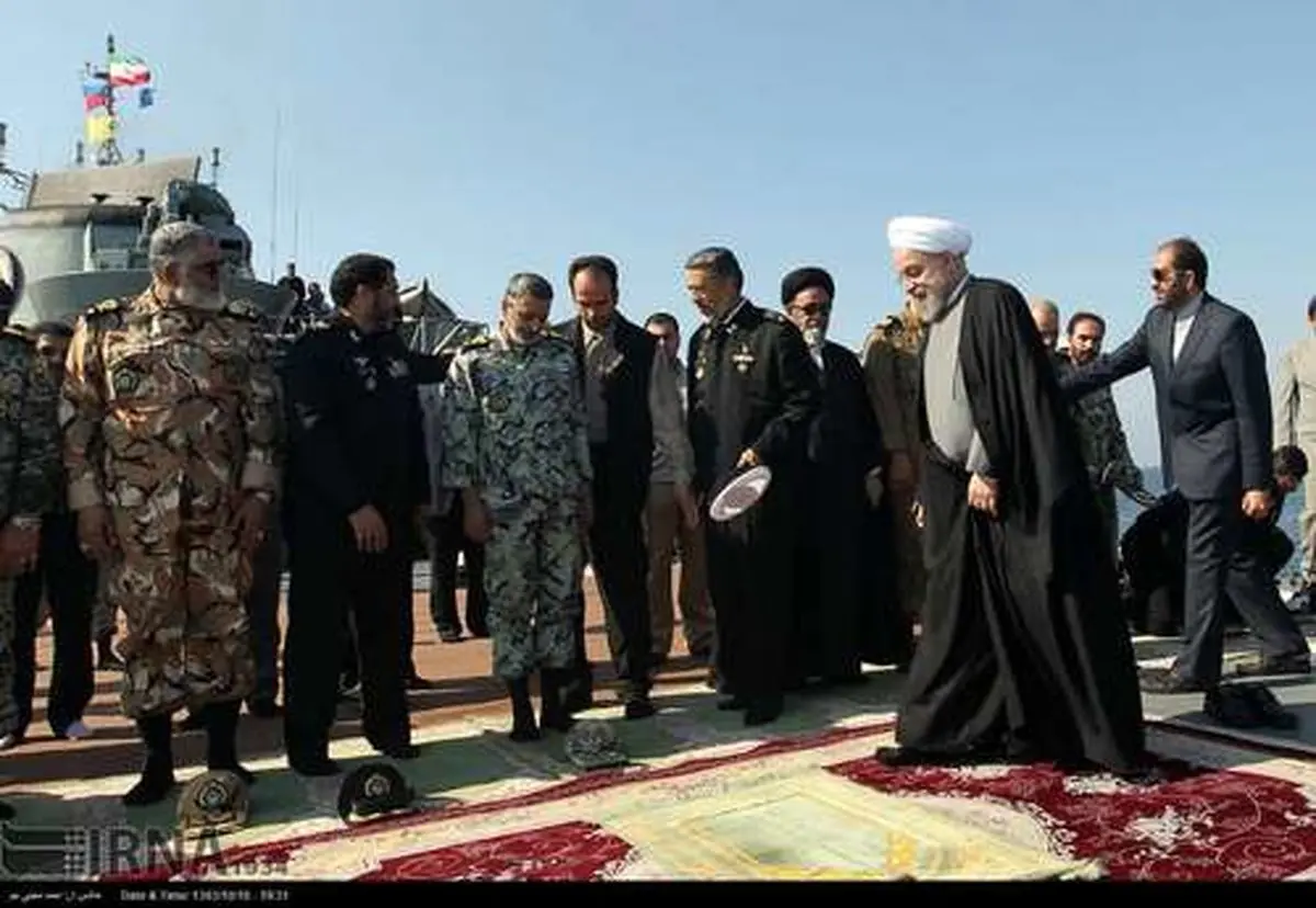 نماز جماعت به امامت روحانی در ناوشکن جماران /تصاویر