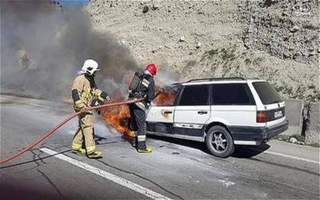 تصاویر آتش سوزی خودرو در جاده جاجرود