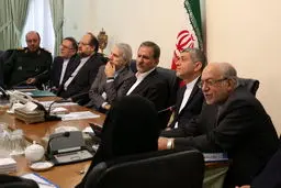 جهانگیری: عملکرد دولت در اقتصاد مقاومتی مثبت بوده/ باید زمینه را برای ورود کالاهای ایرانی به بازارهای بین المللی فراهم کنیم