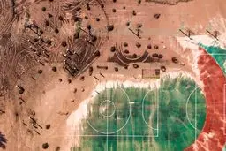 عکس | معلم‌هایی که زمین فوتبال دانش‌آموزان را از بقایای سیل پاک می‌کنند