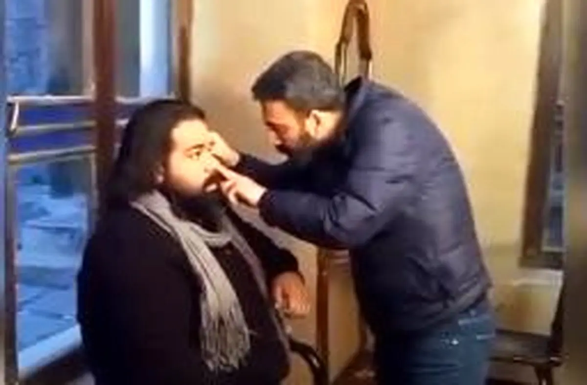 رضا صادقی در حال گریم شدن برای اجرای ویدئو موزیک جدیدش + عکس