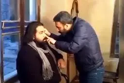 رضا صادقی در حال گریم شدن برای اجرای ویدئو موزیک جدیدش + عکس