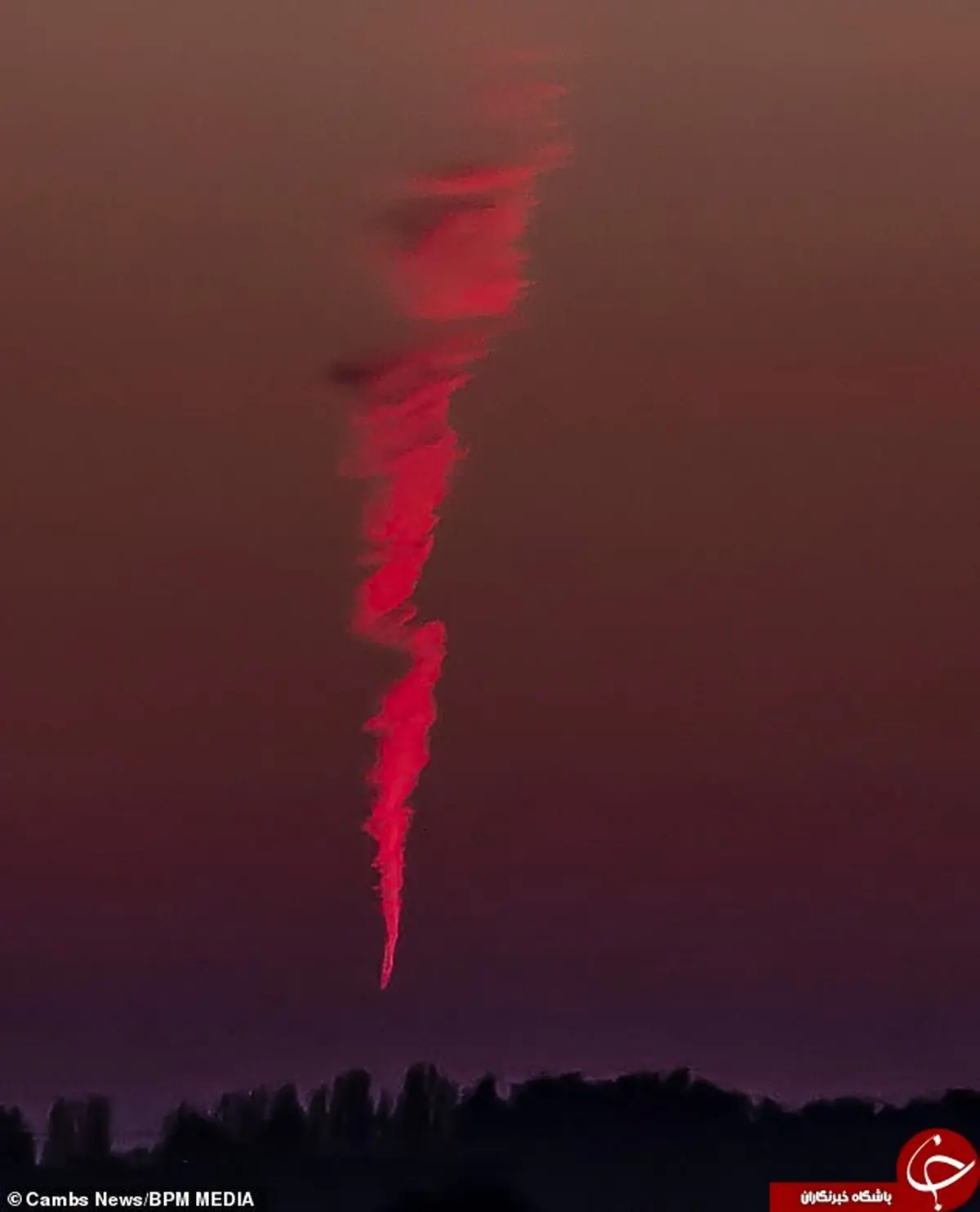 ماجرای جنجالی رویت شی پرنده عجیب در آسمان انگلیس + عکس و جزئیات