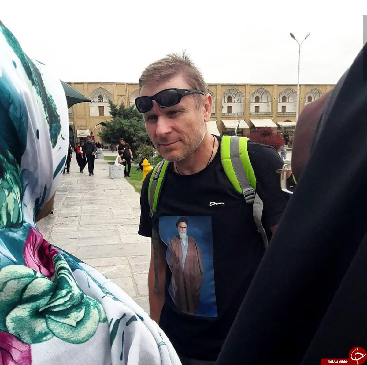 لباس جالب یک توریست در اصفهان/عکس