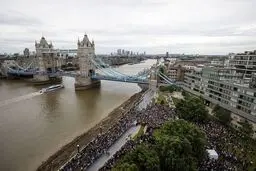 سوگواری مسلمانان لندن برای قربانیان حادثه تروریستی/تصاویر