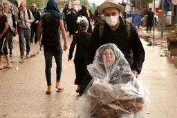 پیاده‌روی اربعین در باران / عکس