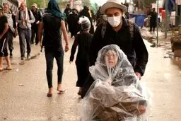 پیاده‌روی اربعین در باران / عکس