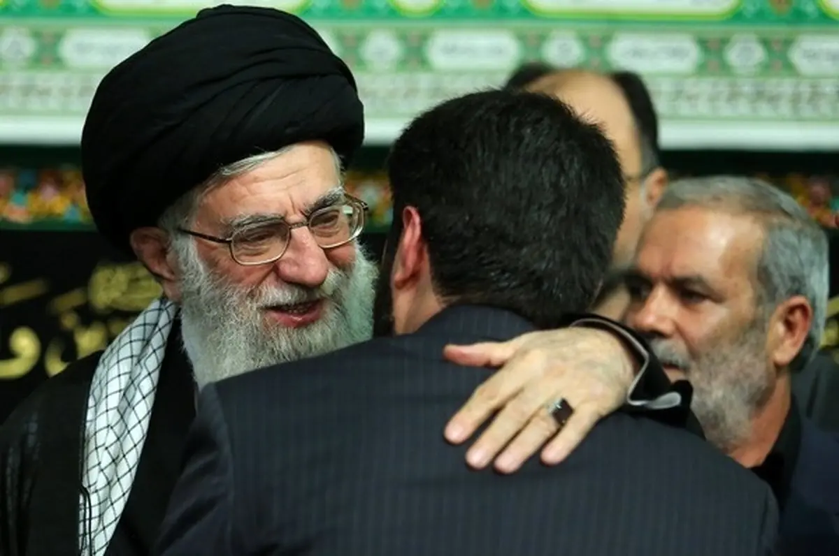 ابراز محبت رهبر معظم انقلاب به یک مداح / عکس