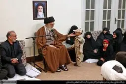 روایت تصویری از دیدار جمعی از خانواده‌های شهدای مدافع حرم با رهبر انقلاب