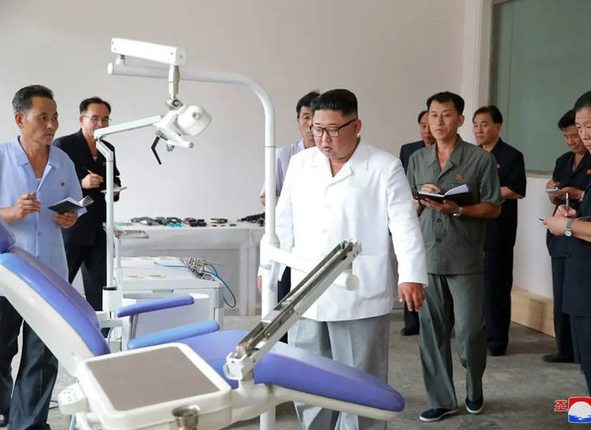 رهبرکره شمالی در کارخانه تجهیزات پزشکی / تصاویر