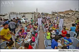 افطار دسته جمعی کودکان فلسطینی بر روی خرابه‌های جنگ غزه/تصاویر