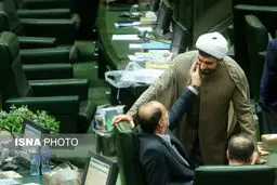 تصاویر دیدنی از صحن مجلس؛ از گپ و گفت مطهری و لاریجانی تا بوسه بر صورت یوسف نژاد