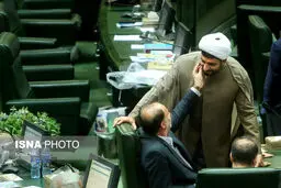 تصاویر دیدنی از صحن مجلس؛ از گپ و گفت مطهری و لاریجانی تا بوسه بر صورت یوسف نژاد