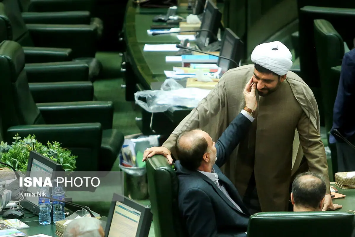 تصاویر دیدنی از صحن مجلس؛ از گپ و گفت مطهری و لاریجانی تا بوسه بر صورت یوسف نژاد