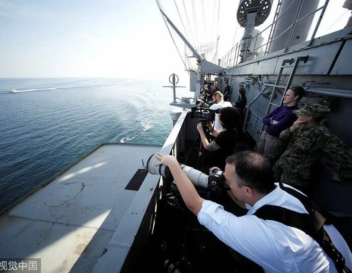 عکاسی آمریکایی‌ها از قایق های تندرو سپاه/ عکس