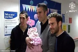 عیادت ستارگان مشهور منچستر از کودکان بیمار در یک بیمارستان/ تصاویر