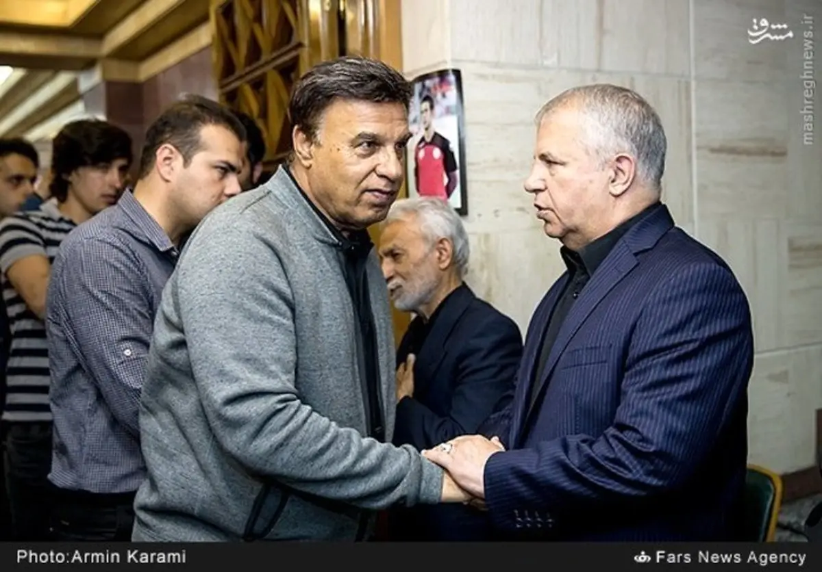 سرمربی استقلال در مراسم ترحیم اولادی/ عکس