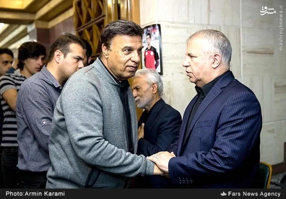 سرمربی استقلال در مراسم ترحیم اولادی/ عکس