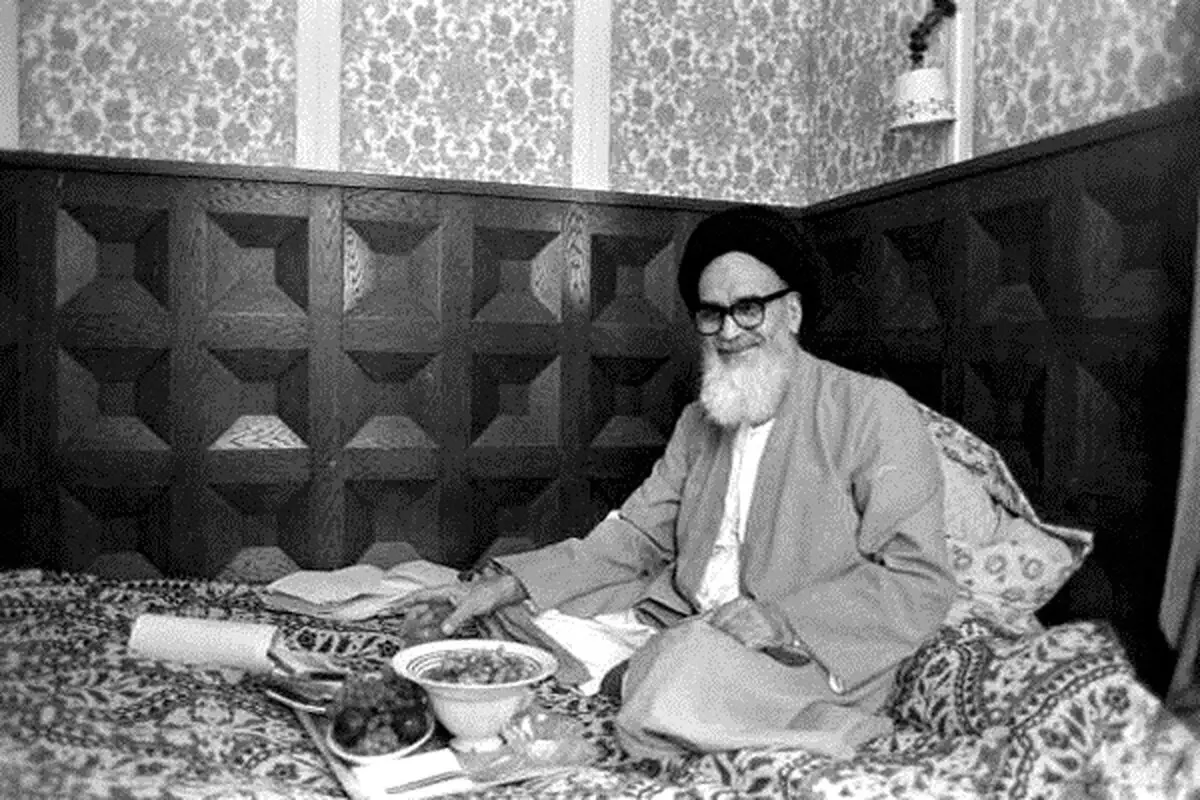 عکسی جالب و کمتر دیده شده از امام(ره) در حال میوه خوردن