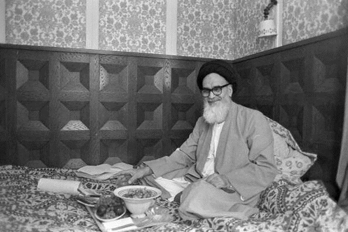عکسی جالب و کمتر دیده شده از امام(ره) در حال میوه خوردن