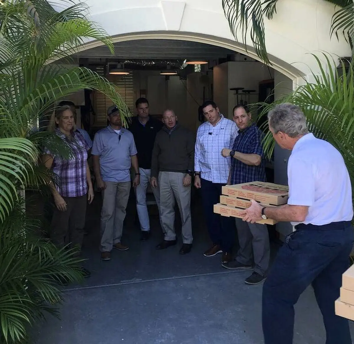 به سبک اعتراض پیتزایی جورج بوش/ عکس