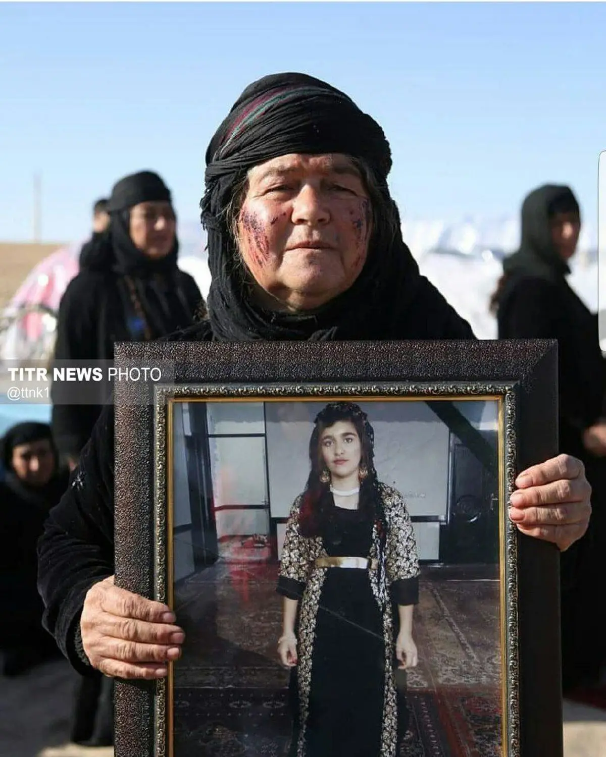 مادری داغدار با صورتی خراشیده از شیون در سوگ دخترش.../عکس