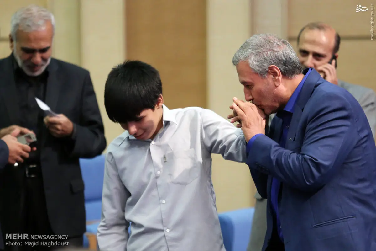 دست بوسی خاص آقای وزیر/عکس