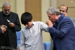 دست بوسی خاص آقای وزیر/عکس