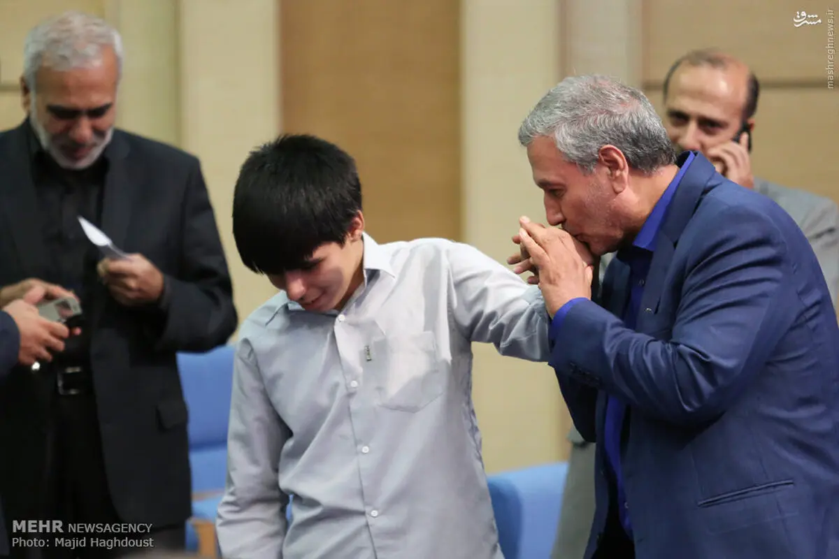 دست بوسی خاص آقای وزیر/عکس