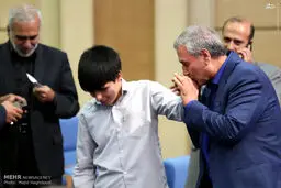 دست بوسی خاص آقای وزیر/عکس