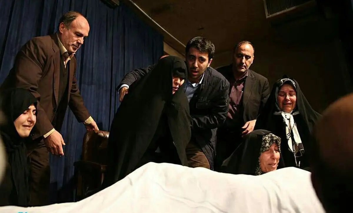 عفت مرعشى بر پيكر همسرش مرحوم آیت‌الله هاشمی رفسنجانی در حسينيه جماران/عکس