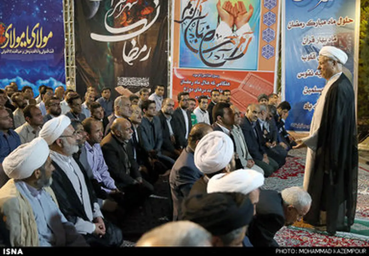 افطاری آیت الله هاشمی با جمعی از کارکنان مجمع/تصاویر