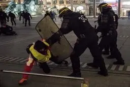 هدیه ماکرون به معترضان جلیقه زرد/ عکس