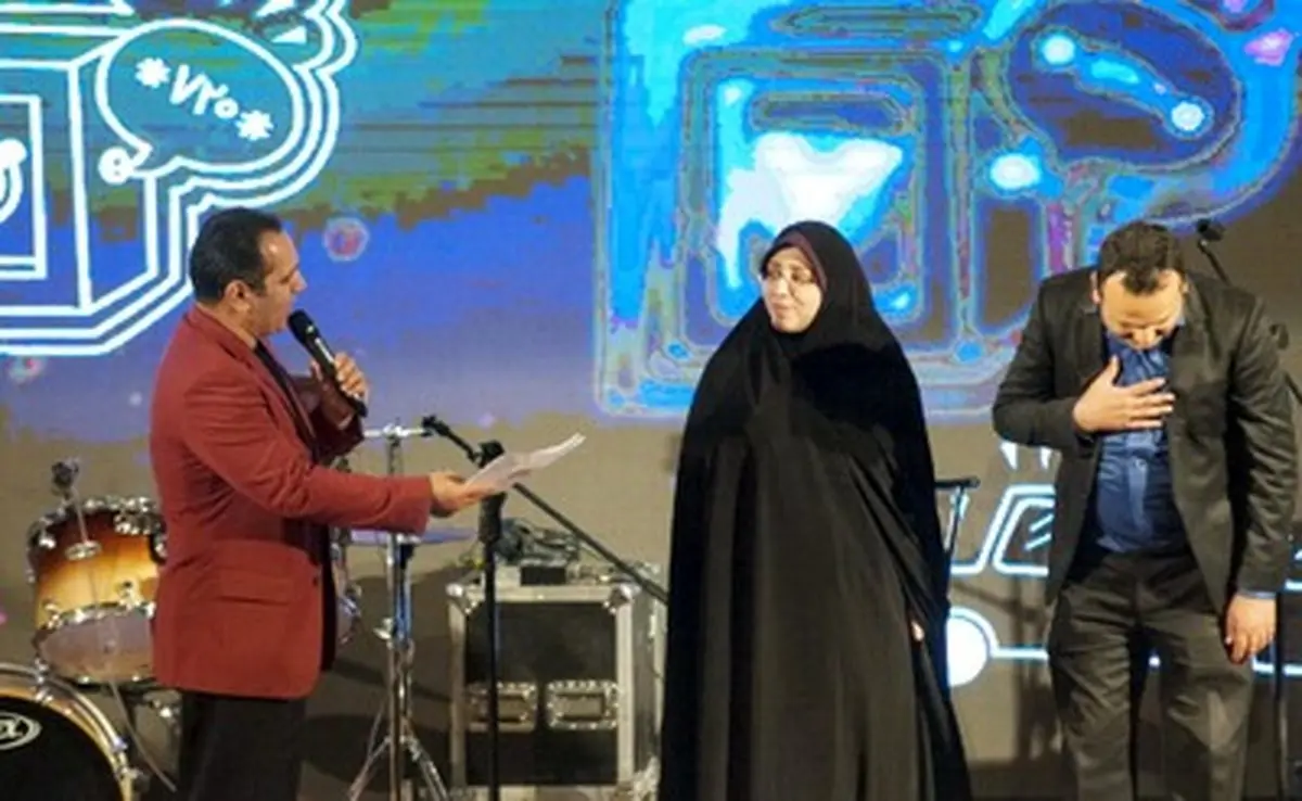 جایزه ویژه برنده مسابقه پیش بینی سایت ۹۰ اهدا شد/عکس