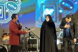 جایزه ویژه برنده مسابقه پیش بینی سایت ۹۰ اهدا شد/عکس