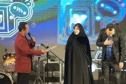 جایزه ویژه برنده مسابقه پیش بینی سایت ۹۰ اهدا شد/عکس