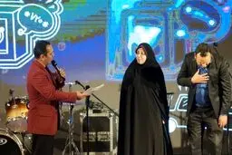 جایزه ویژه برنده مسابقه پیش بینی سایت ۹۰ اهدا شد/عکس