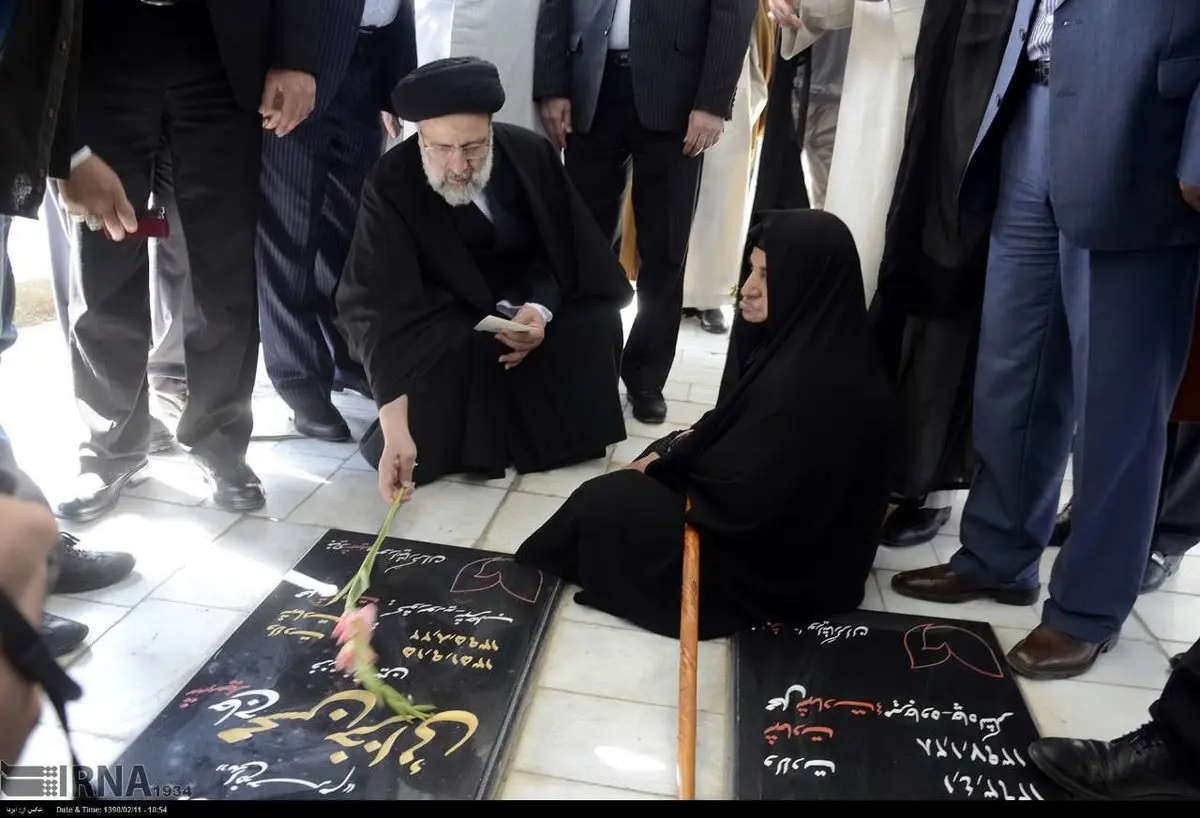 عکس/ آیت الله رئیسی بر سر مزار شهید خزائی
