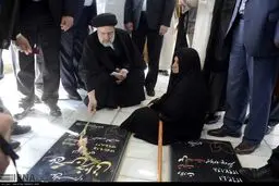 عکس/ آیت الله رئیسی بر سر مزار شهید خزائی