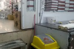 نگهداری از شیرینی در جعبه میوه کنار سطل زباله در قنادی معروف تهران+عکس