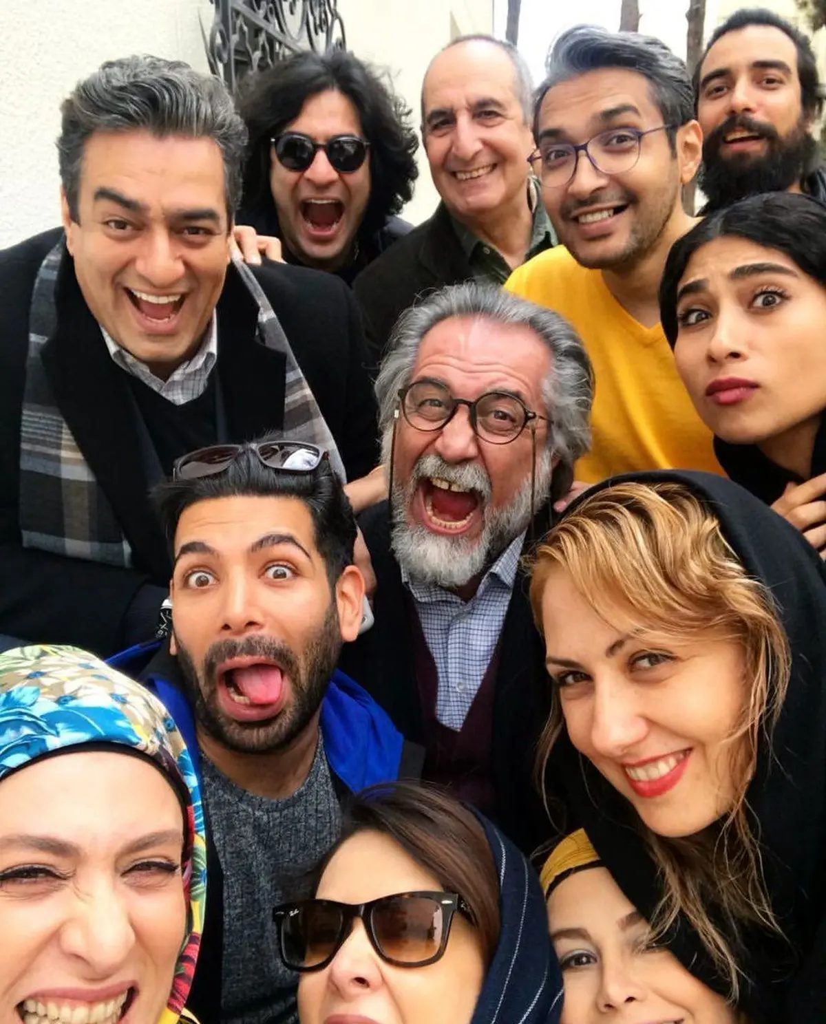 سلفی بازیگران سریال «دیوار به دیوار۲» با اداهاى جالب!/عکس