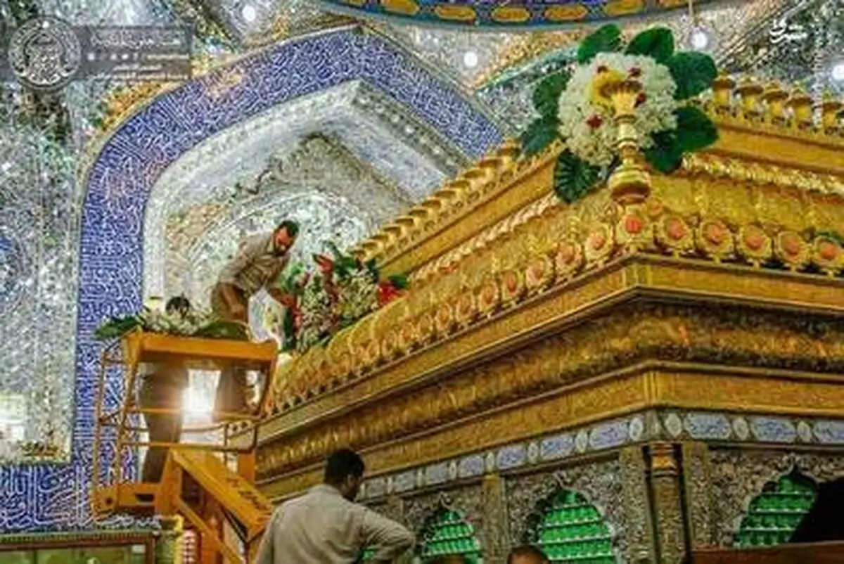 گل‌آرایی ضریح حضرت علی(ع) به مناسبت جشن نیمه شعبان/تصاویر