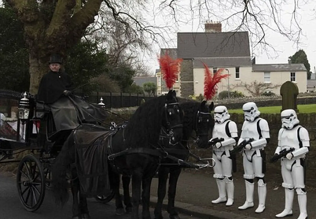 عجیب ترین نوع خاکسپاری در انگلستان! +عکس