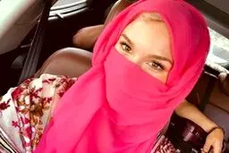 ماجرای دستگیری و اخراج "جاس استون" خواننده زن بریتانیایی در جزیره کیش