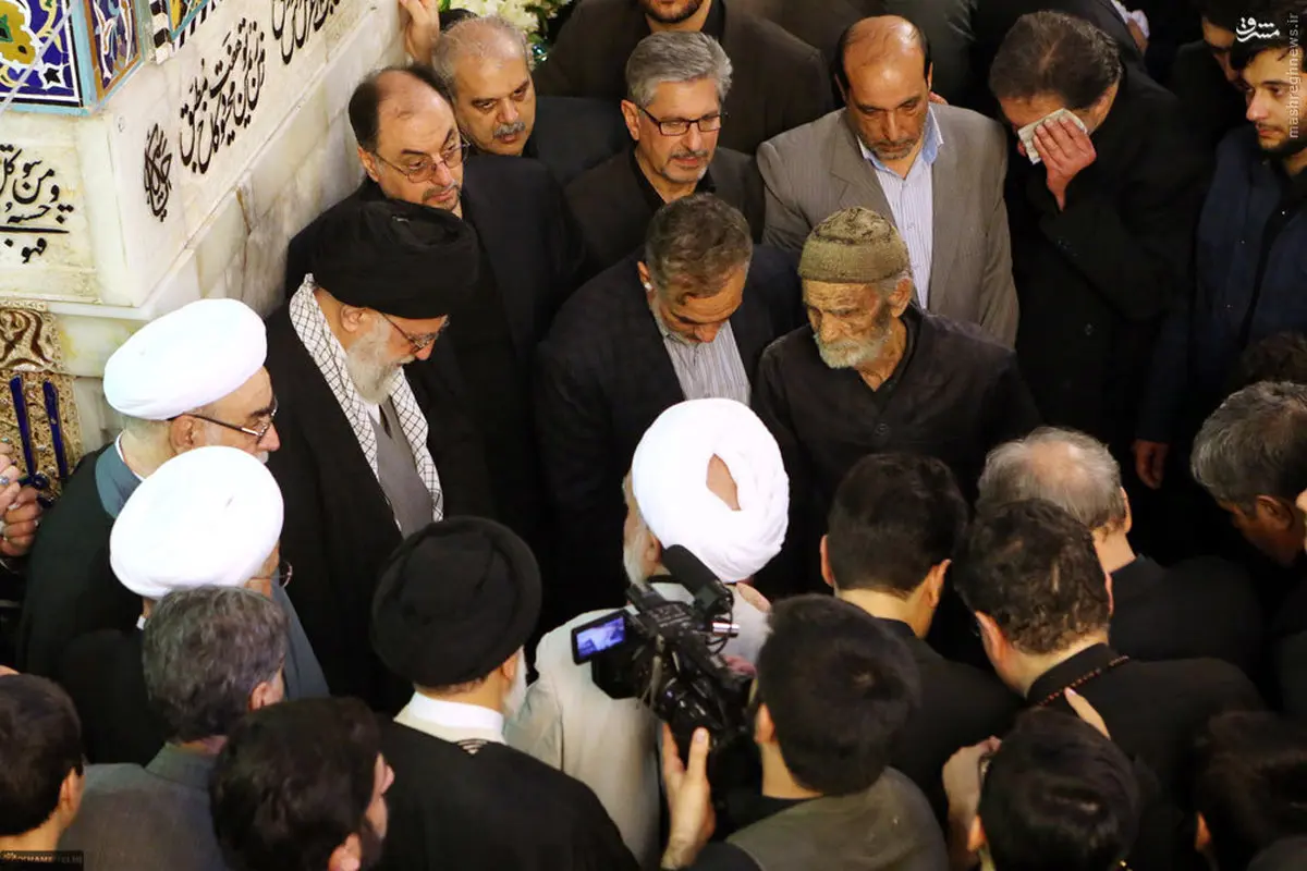 عکس/ پیرمردی که محل دفن آیت الله طبسی را آماده کرد