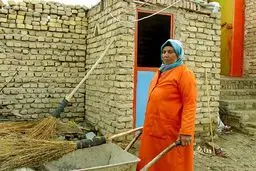 تنها زن رفتگر ایران هستم/ اوقات فراغت در غسالخانه کار می‌​کنم!/دوست داشتم در خانه مان یک حمام داشته باشیم / خرج سه خانواده را می دهم +عکس