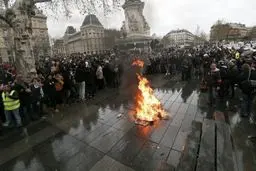 خروش دانشجویان علیه رئیس جمهور فرانسه / عکس