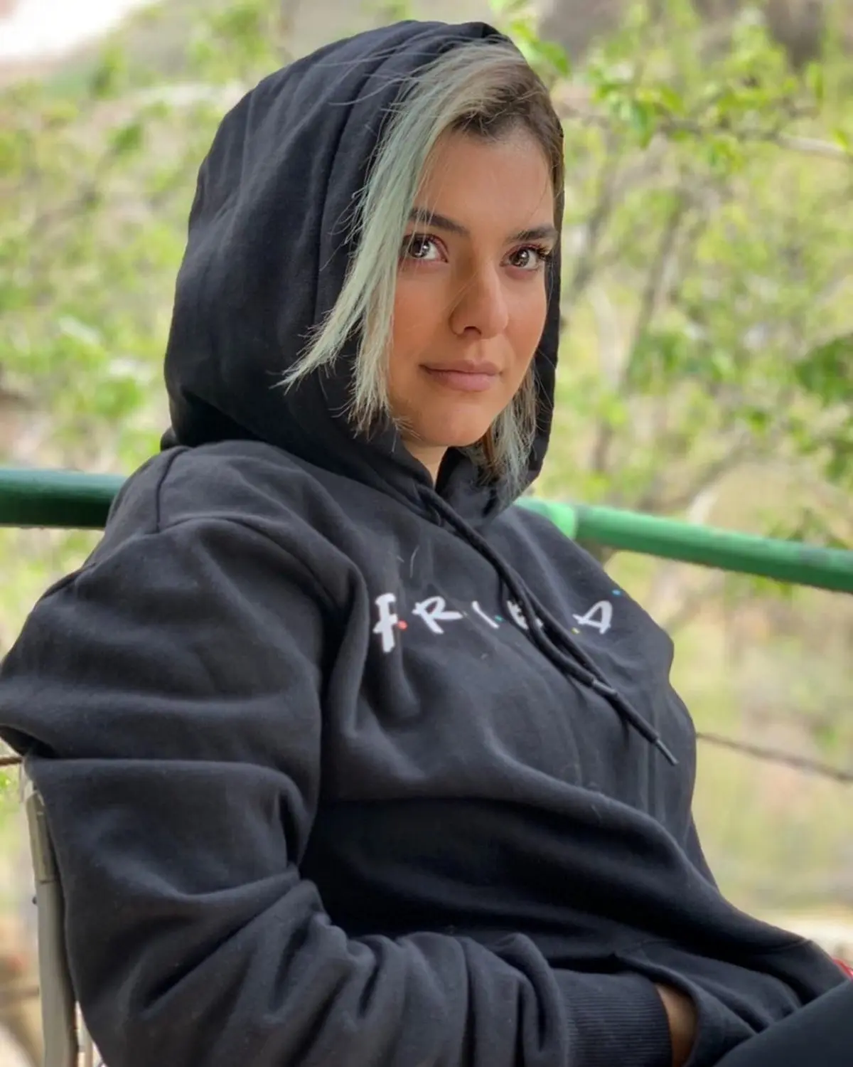 عکس جدید دنیا مدنی با موهای آبی!