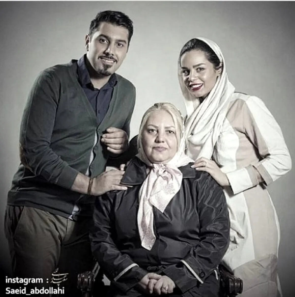عکس/ احسان خواجه امیری در کنار مادر و همسرش